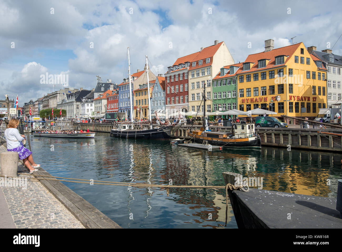 Nyhavn, un quartier du port du 17ème siècle dans le centre de Copenhague et en ce moment un front populaire attraction touristique et de divertissement. Banque D'Images