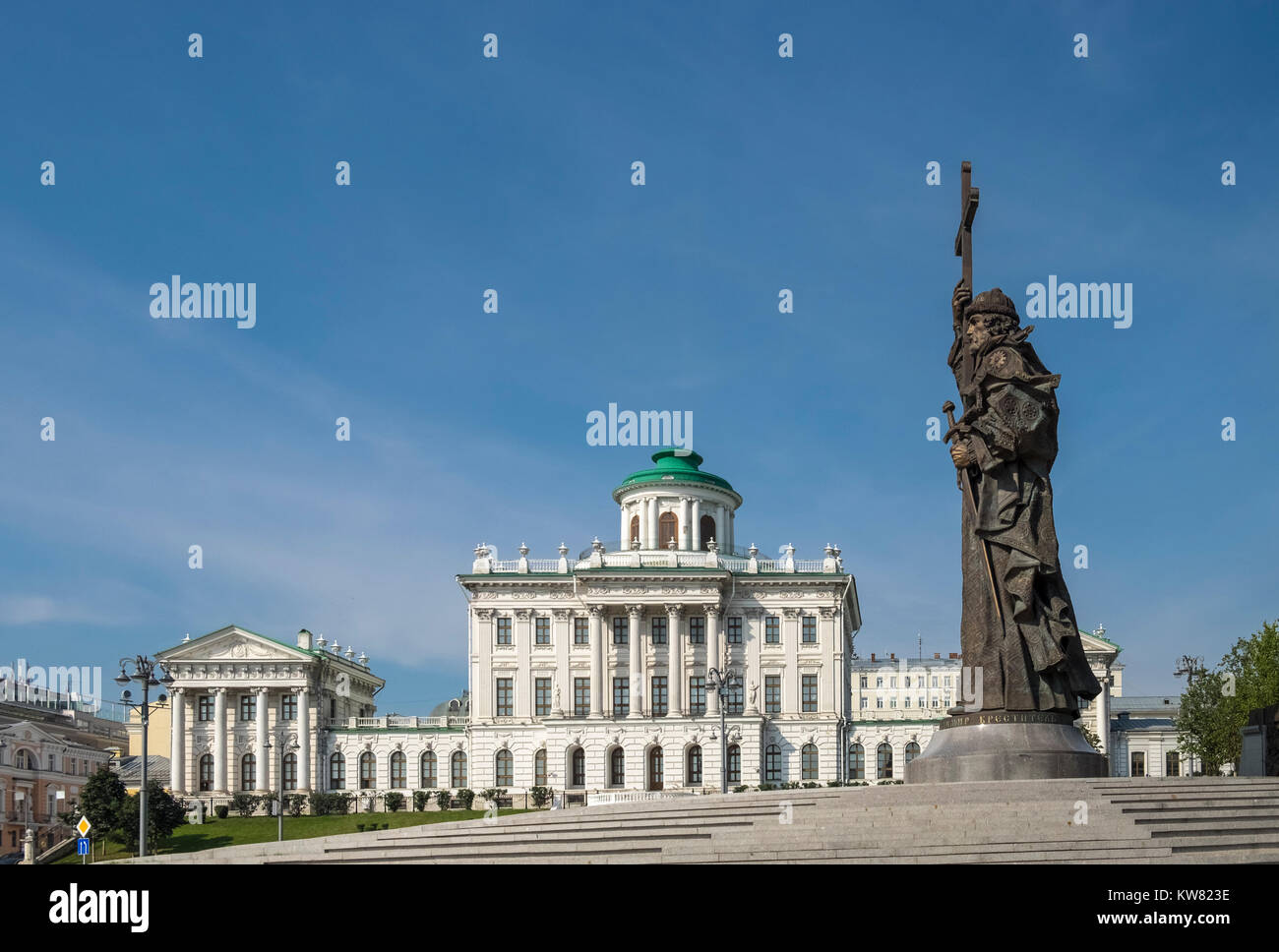 Statue du Prince Vladimir le Grand, un 24 mètres de haut monument statue en bronze sur la place Borovitskaya, Moscou, Russie Banque D'Images