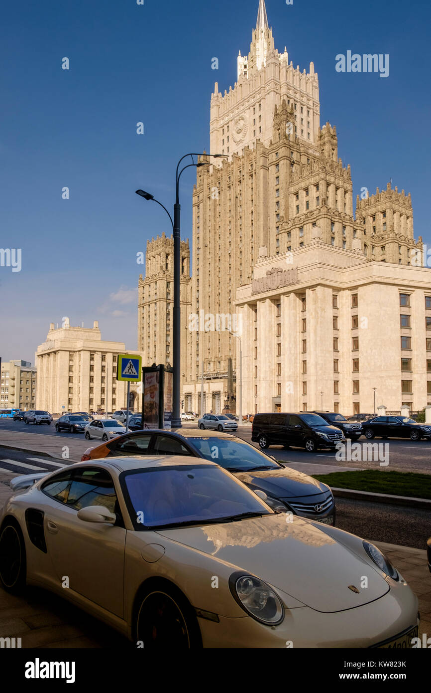 Porsche voiture garée près du ministère des Affaires étrangères de la Russie bâtiment principal, Smolenskaya-Sennaya pl, montrant l'ancien et le nouveau Moscou, Russie. Banque D'Images