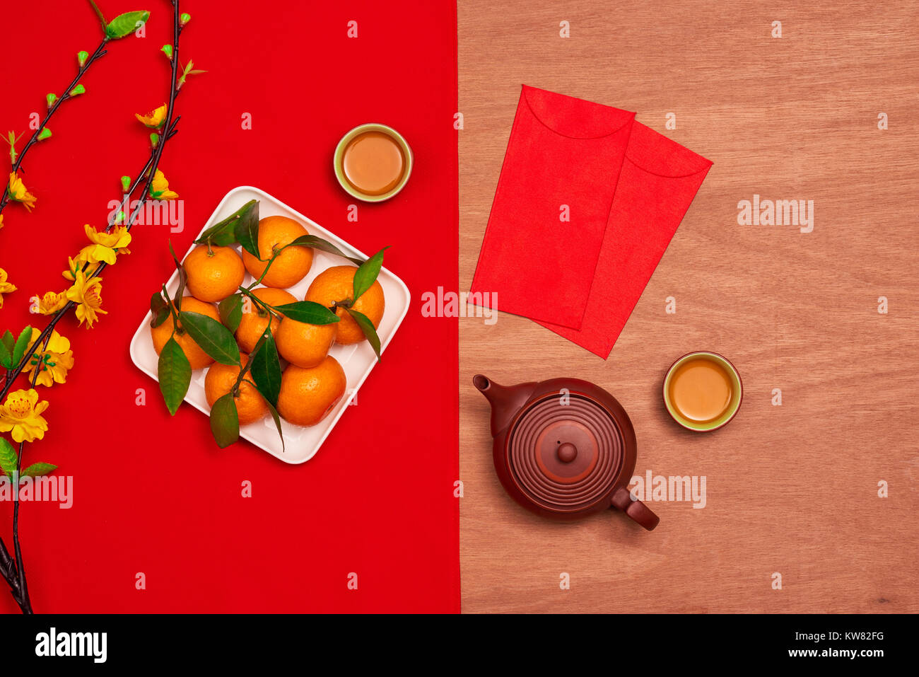 Frais d'accueil décorations de fête du Nouvel An chinois historique concept.mélanger divers accessoire indispensable sur grunge moderne table brown house office 24 Banque D'Images