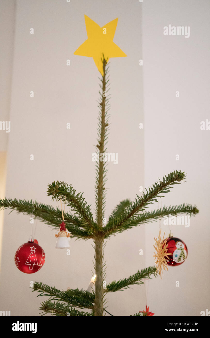 Étoile sur le haut d'un arbre de Noël avec deux boules de Noël sur les côtés Banque D'Images