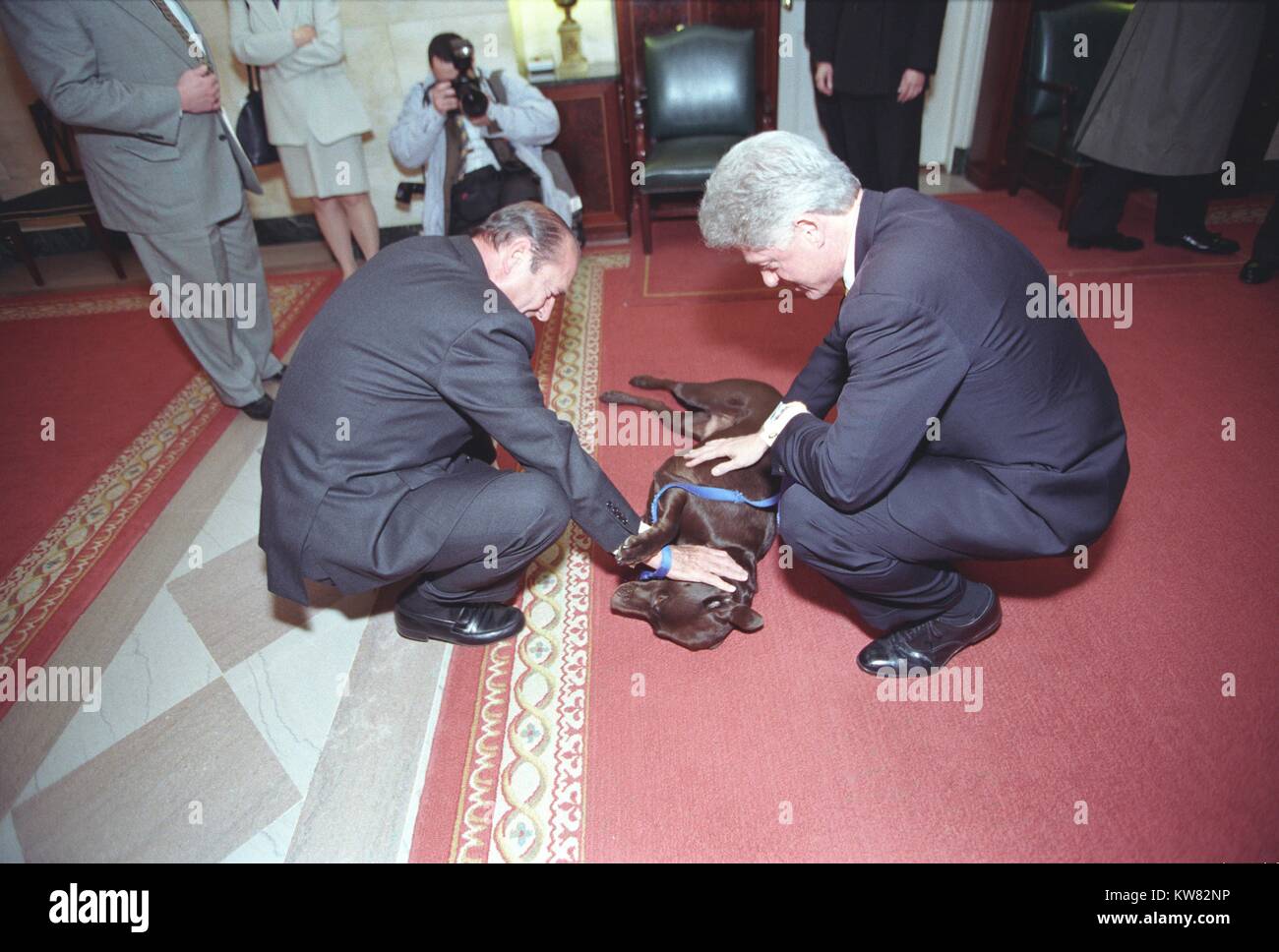 Le président William Jefferson Clinton et le président français Jacques Chirac de flatter le chien Buddy, le 19 février 1999. Banque D'Images