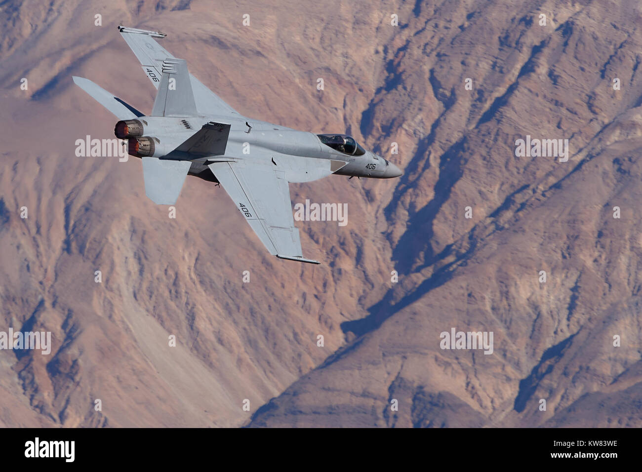 US Navy F/A-18E Super Hornet chasseur à réaction volant à faible niveau dans la vallée de Panamint à Death Valley National Park en Californie. Banque D'Images