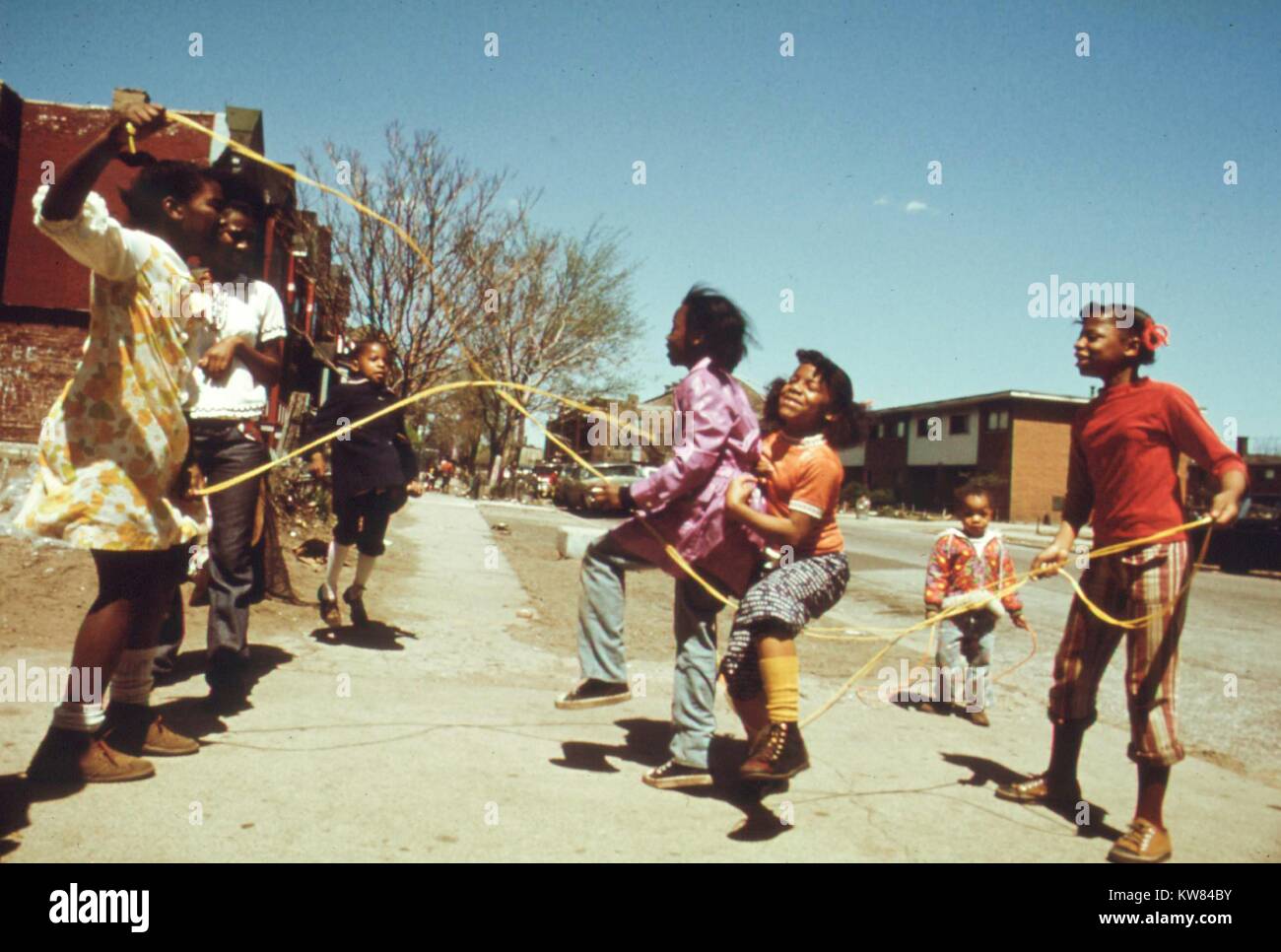 Plusieurs enfants noirs jouent à sauter à la corde à l'extérieur de l'Ida B Wells Homes, l'un des plus anciens projets de logement de Chicago, Chicago, Illinois, 1973. Image courtoisie John White/US National Archives. L'image de courtoisie des Archives nationales. Banque D'Images