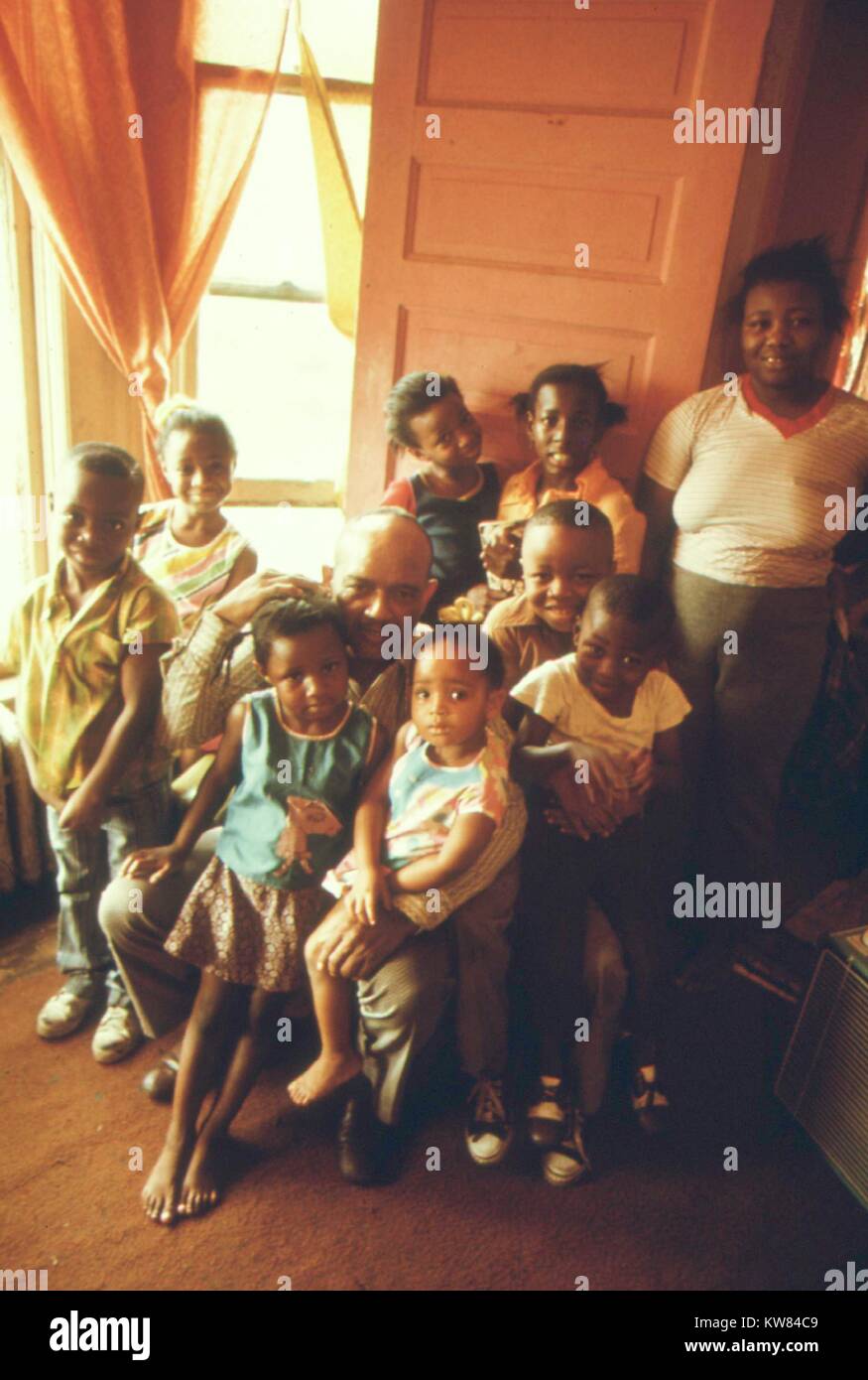 Mère et père noir avec leurs huit enfants dans le ghetto de South Side, à Chicago, Illinois, Juillet, 1973. Image courtoisie John White/US National Archives. L'image de courtoisie des Archives nationales. Banque D'Images