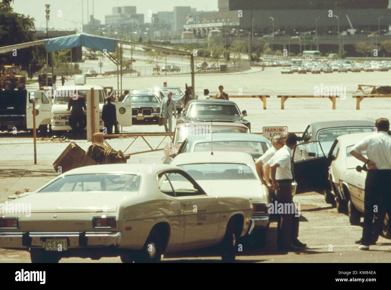 Voitures à attendre en ligne au champ du soldat pour un test de pollution automobile gratuite, Chicago, Illinois, août 1973. L'image de courtoisie des Archives nationales. Banque D'Images