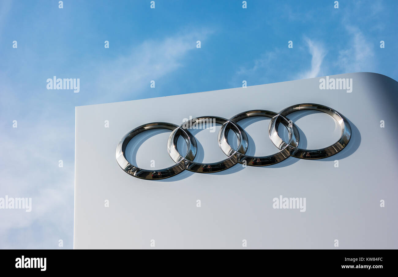 Signe de la concession Audi contre le ciel bleu.Audi est un constructeur automobile allemand qui conçoit, conçoit, fabrique, commercialise et distribue des voitures de luxe Banque D'Images