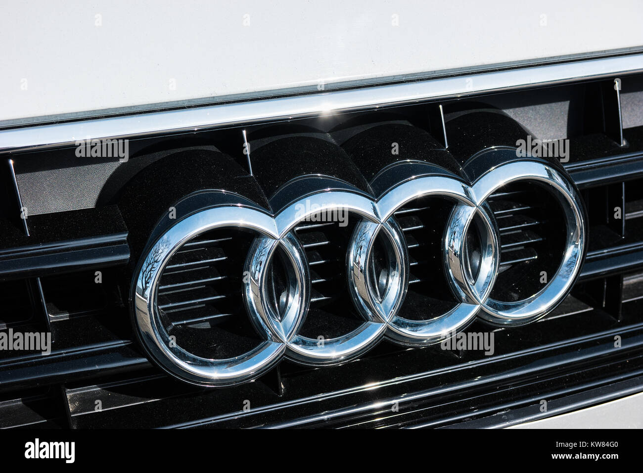 Audi emblème sur une voiture grill. Audi est un constructeur automobile allemand qui conçoit, produit, commercialise et distribue des automobiles de luxe Banque D'Images