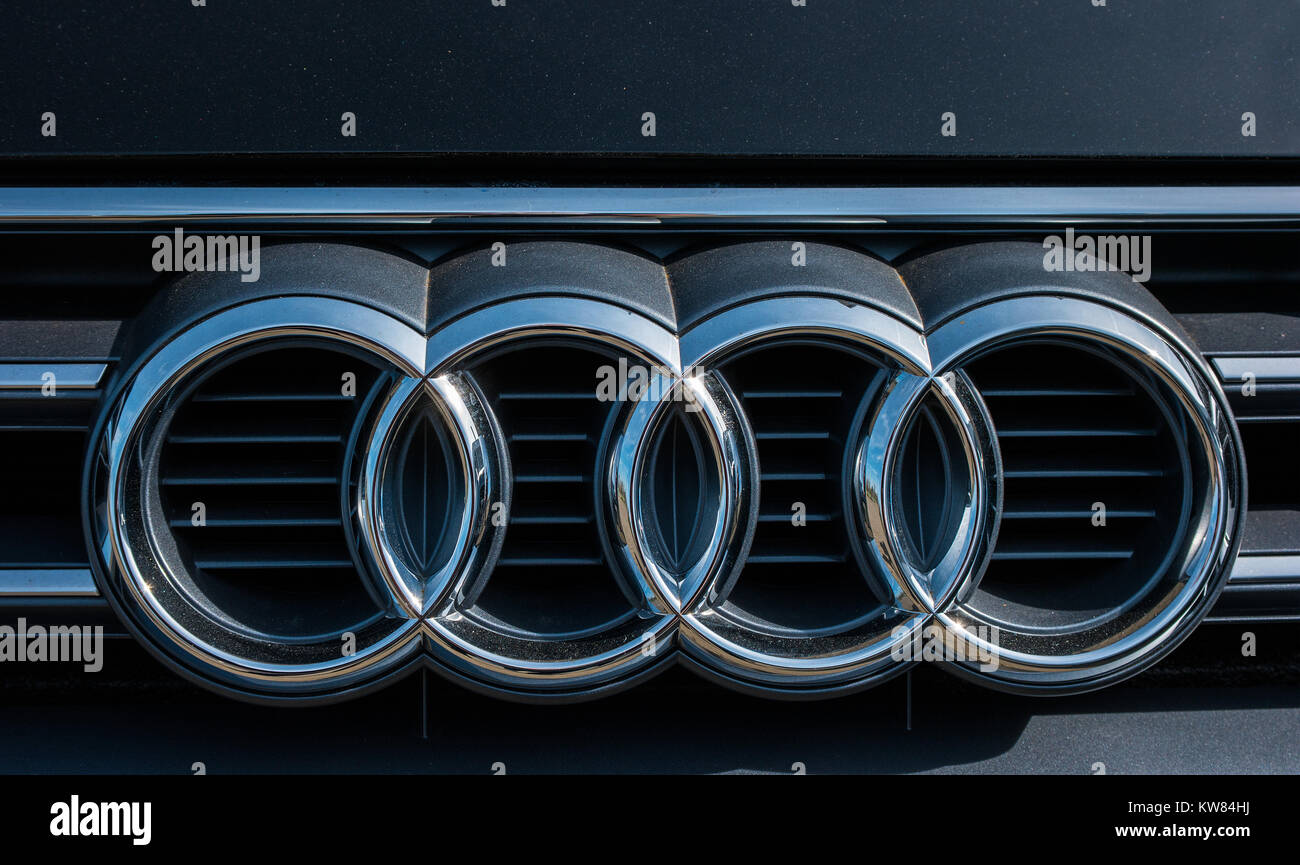 Audi emblème sur une voiture grill. Audi est un constructeur automobile allemand qui conçoit, produit, commercialise et distribue des automobiles de luxe Banque D'Images
