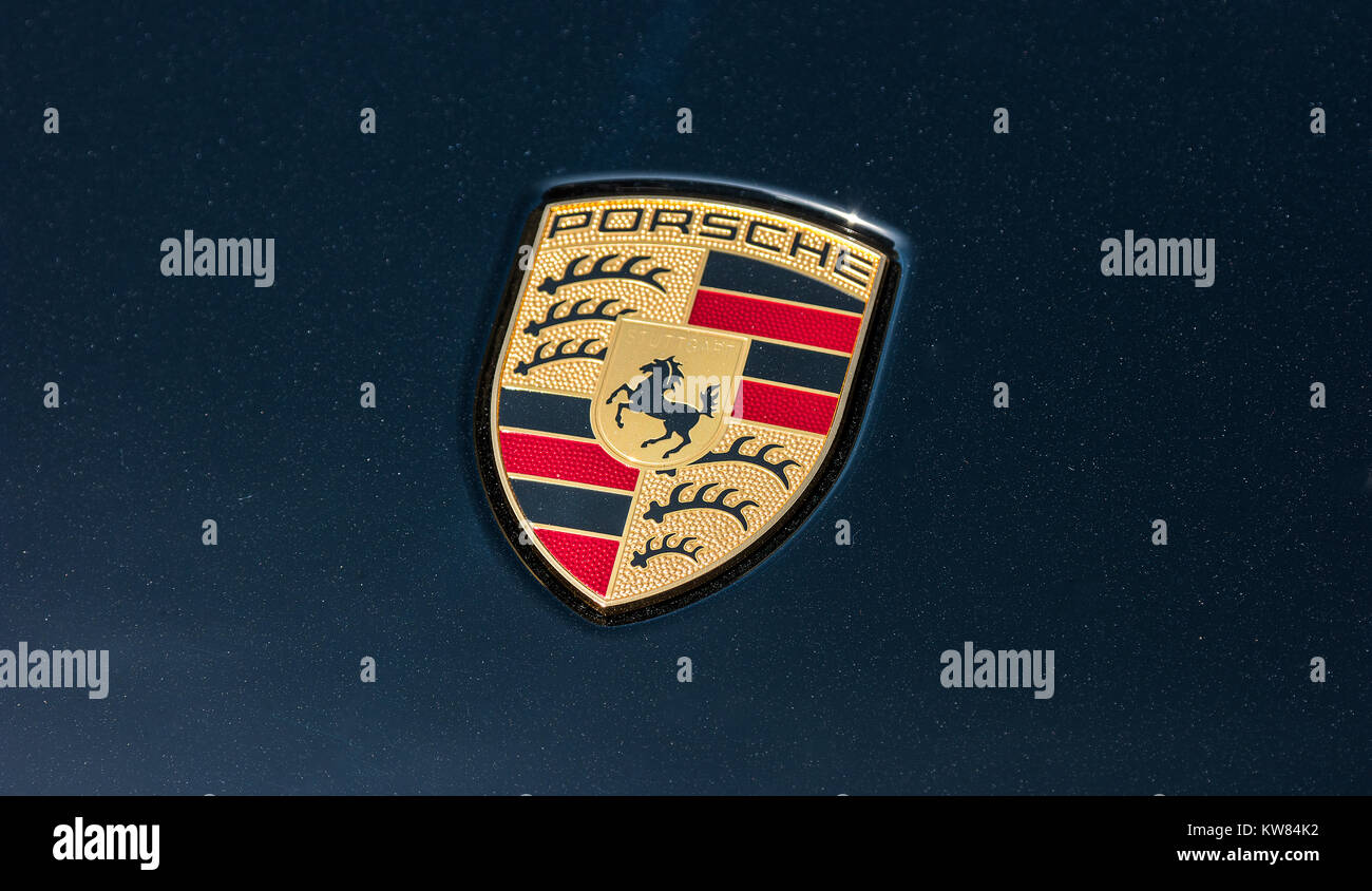 Logo Porsche gros plan sur une voiture noire.Ferdinand Porsche fonde la société en 1931 avec des bureaux principaux dans le centre de Stuttgart. Banque D'Images