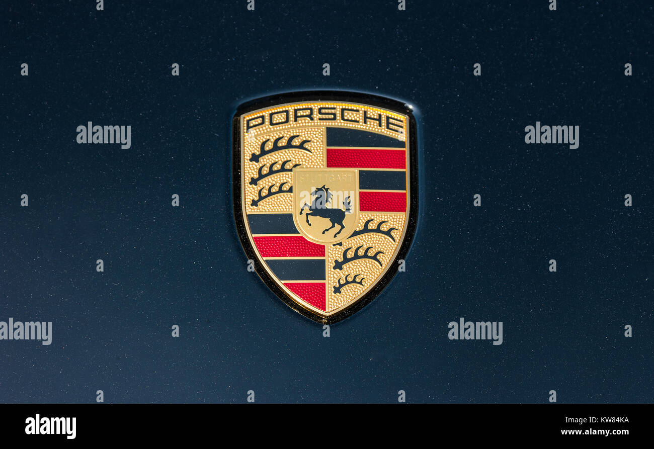 Porsche s'inscrire gros plan sur une voiture noire.Ferdinand Porsche fonde la société en 1931 avec des bureaux principaux dans le centre de Stuttgart. Banque D'Images