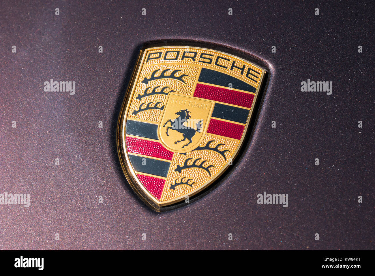 Porsche s'inscrire en gros plan sur une voiture.Ferdinand Porsche fonde la société en 1931 avec des bureaux principaux dans le centre de Stuttgart. Banque D'Images