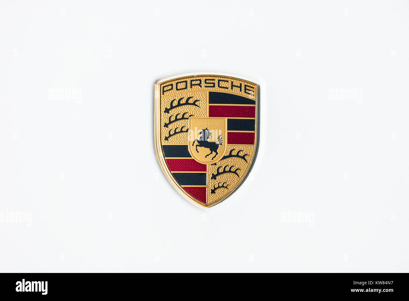 Porsche s'inscrire gros plan sur une voiture blanche.Ferdinand Porsche fonde la société en 1931 avec des bureaux principaux dans le centre de Stuttgart. Banque D'Images
