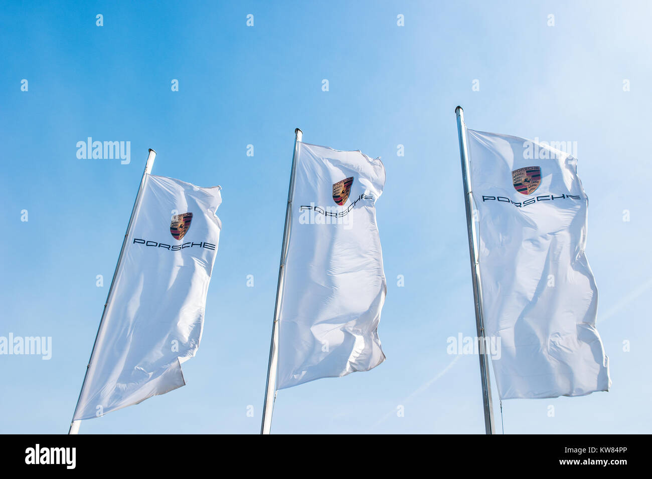 Porsche signe sur un drapeau contre le ciel bleu.Ferdinand Porsche fonde la société en 1931 avec des bureaux principaux dans le centre de Stuttgart. Banque D'Images