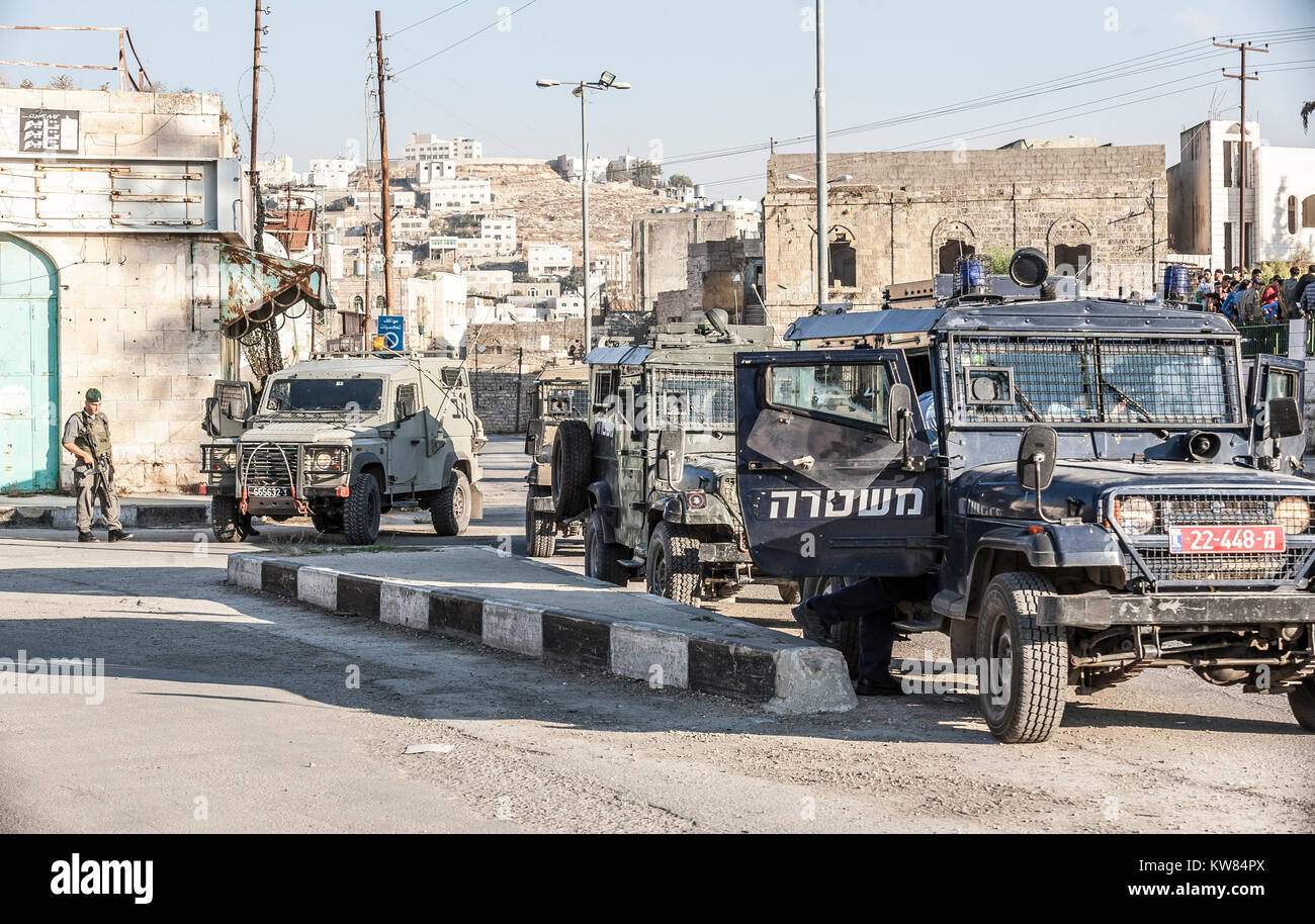 Hébron, en Palestine, le 7 novembre 2010. Les soldats israéliens patrouillent rues de la vieille ville d'Hébron. Vieille ville d'Hébron a été fermée par les Forces de défense d'Israël Banque D'Images