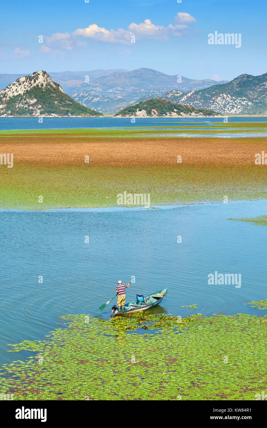 Bateau de pêche sur le lac de Skadar, Monténégro Banque D'Images