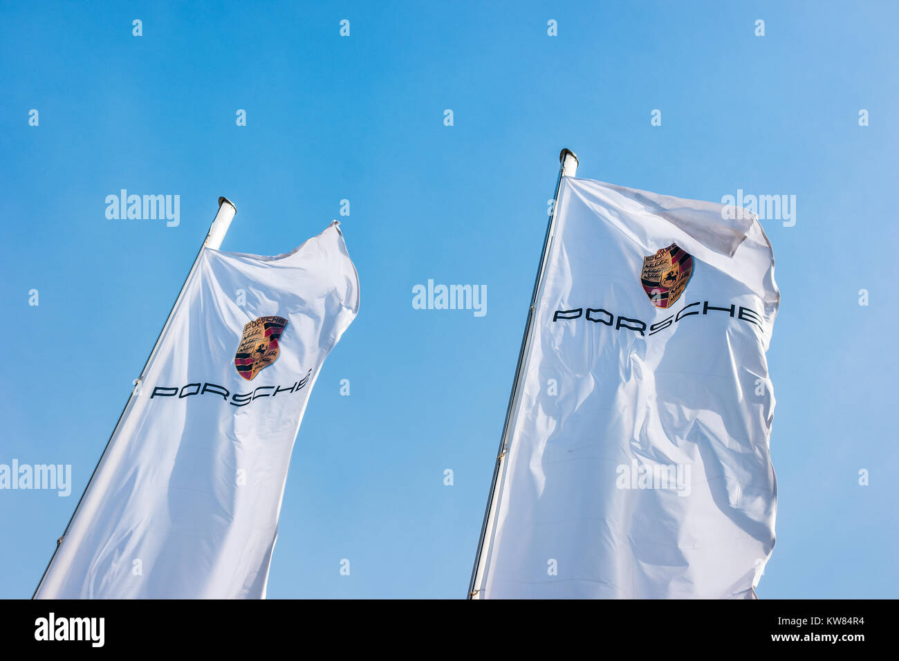Porsche signe sur un drapeau contre le ciel bleu.Ferdinand Porsche fonde la société en 1931 avec des bureaux principaux dans le centre de Stuttgart. Banque D'Images