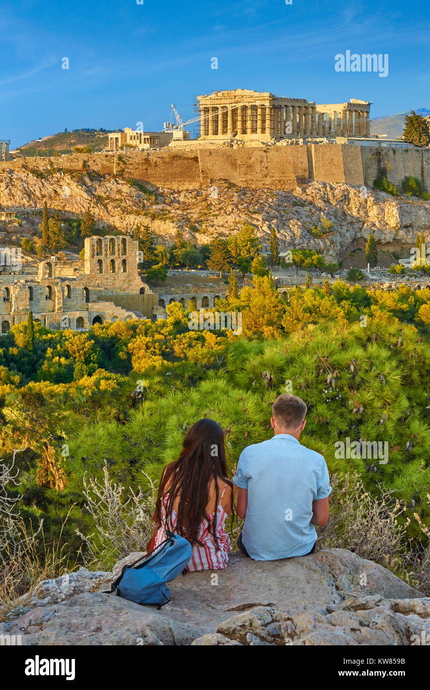 Jeune couple à Parthénon vue, Acropole, Athènes, Grèce Banque D'Images
