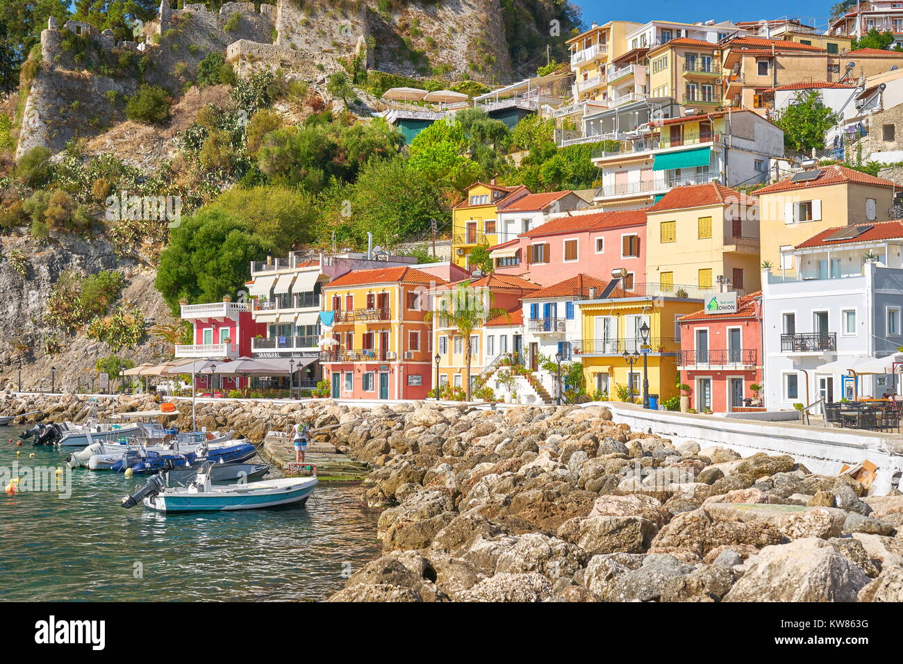 Maisons colorées à Parga, Grèce resort Banque D'Images