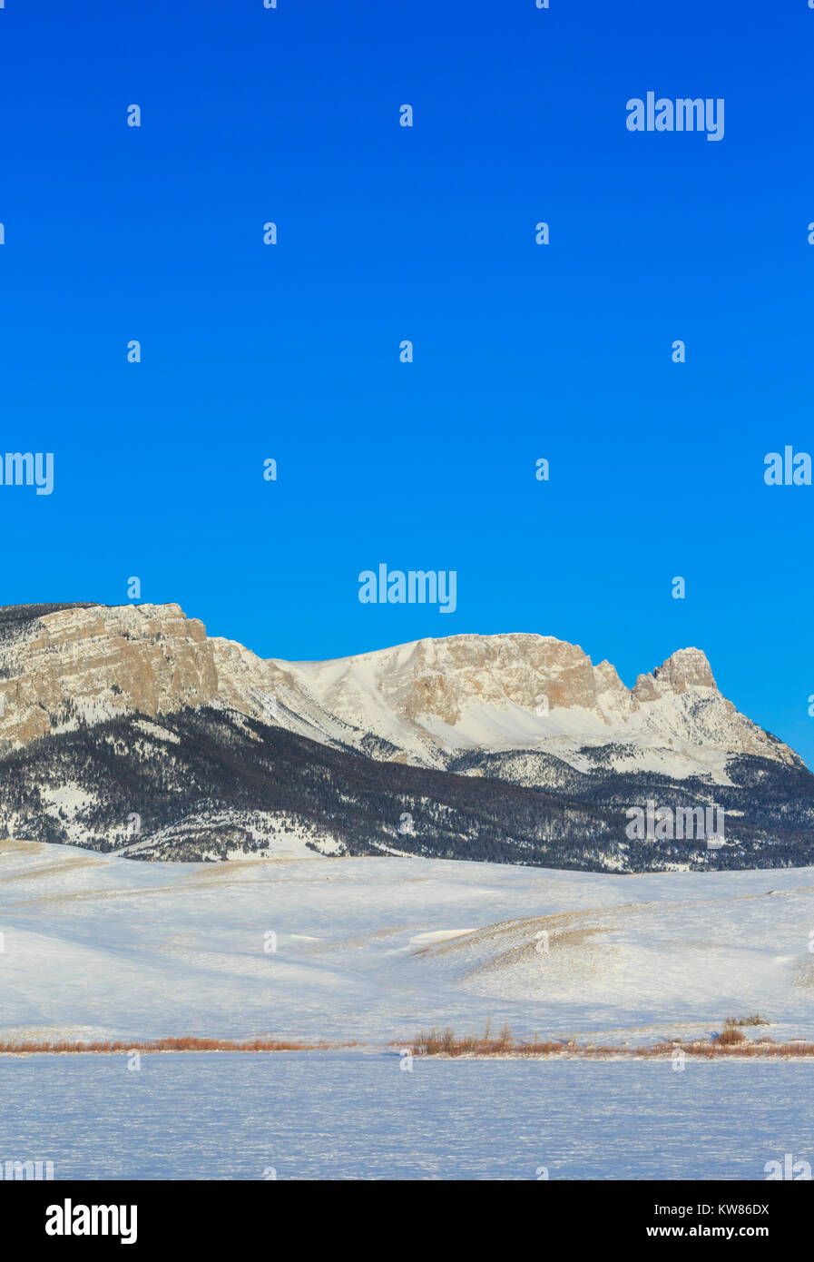 La crête de scie le long de la façade, au-dessus des montagnes rocheuses du lac Anderson gelés en hiver près de augusta, Montana Banque D'Images