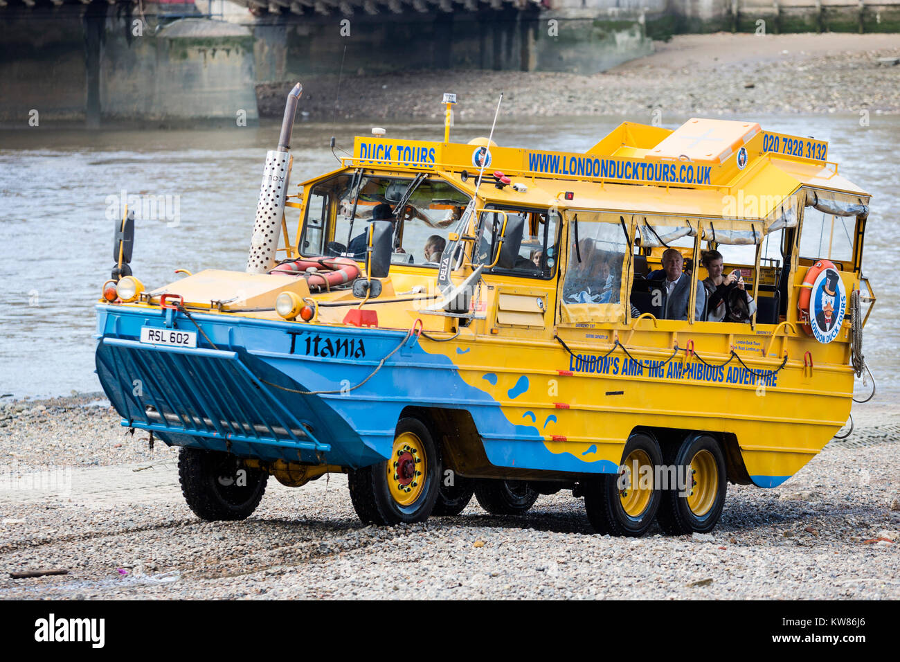 London Duck Tours véhicule amphibie émergeant de la Tamise, Londres, Angleterre, Royaume-Uni Banque D'Images