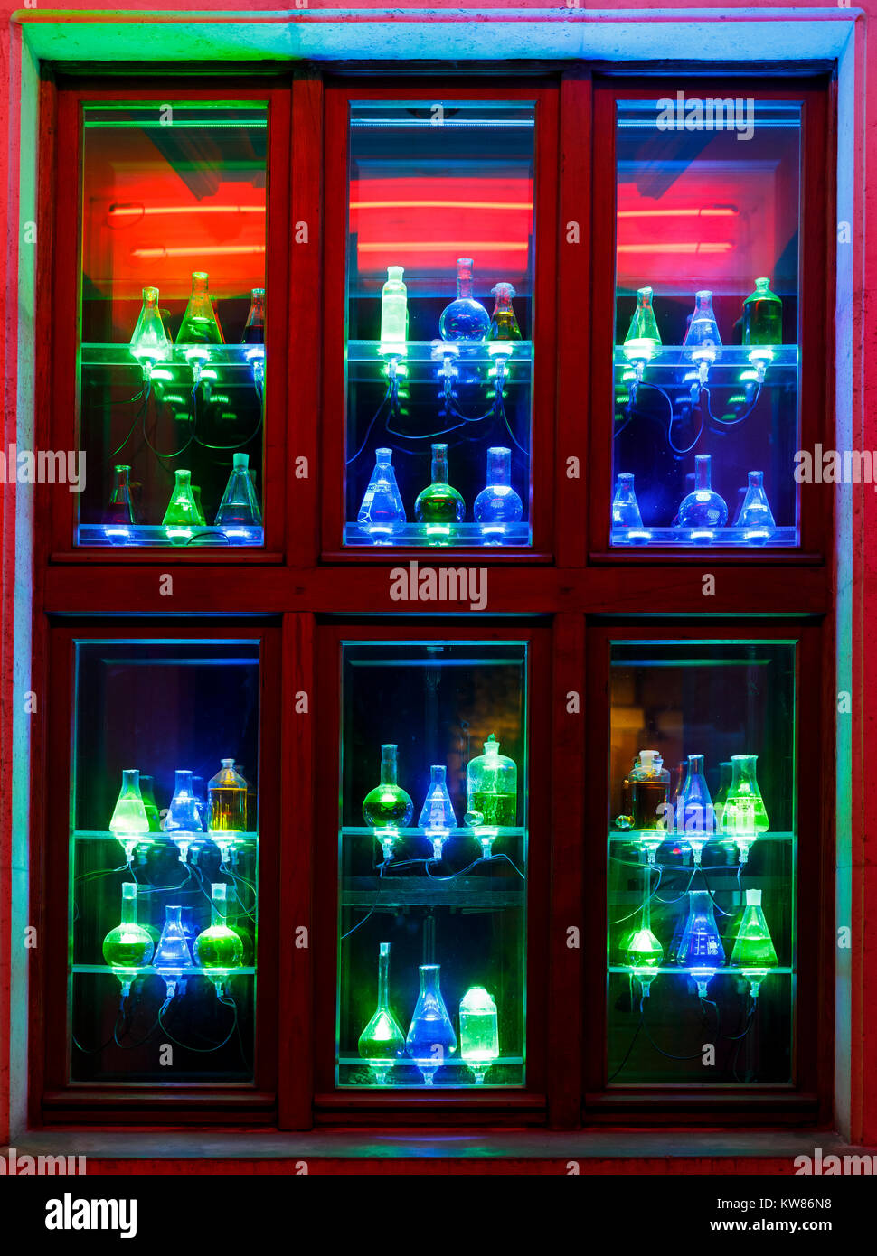 De nombreuses bouteilles lumineux colorés sur la fenêtre pour la décoration Banque D'Images