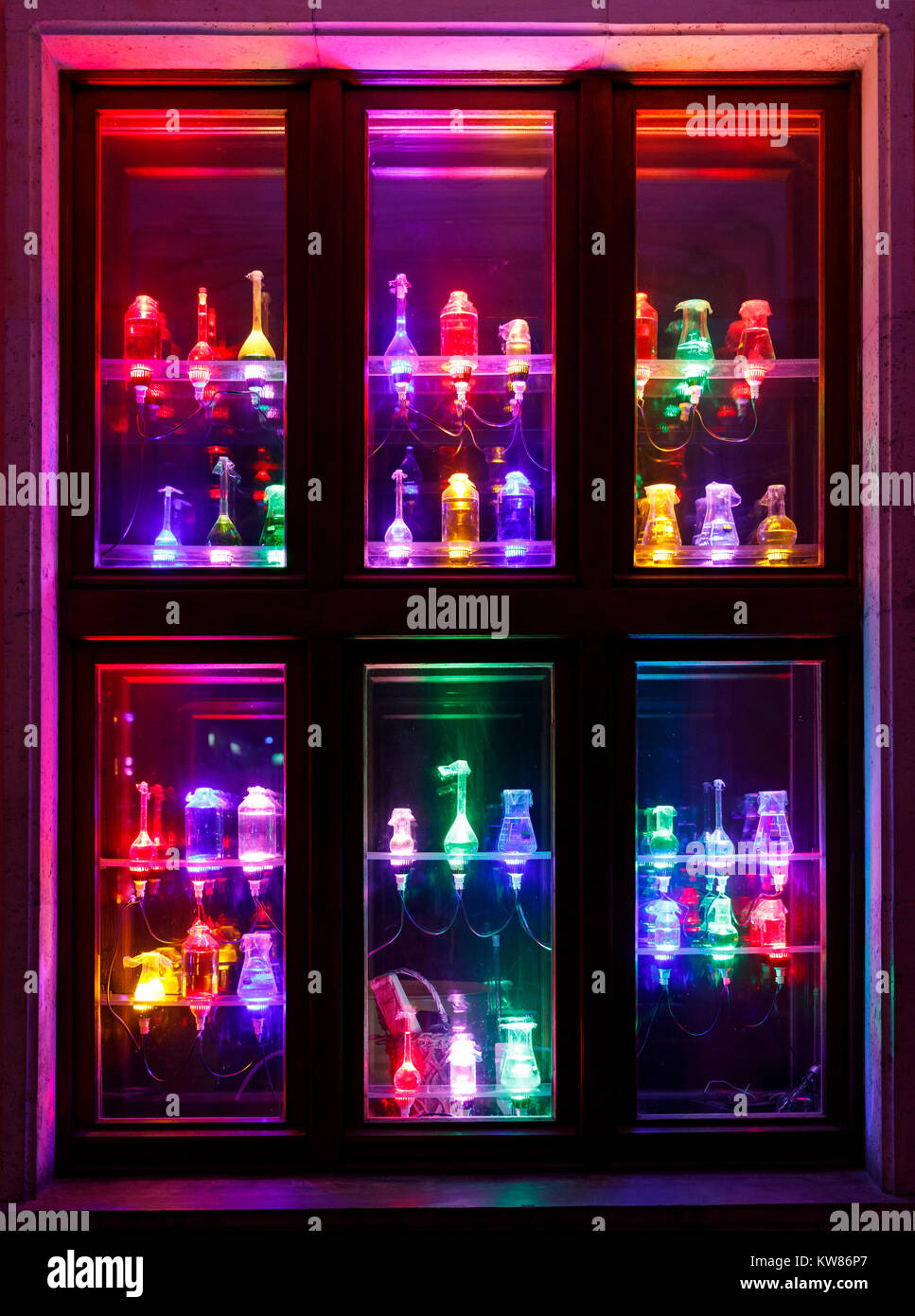 De nombreuses bouteilles lumineux colorés sur la fenêtre pour la décoration Banque D'Images