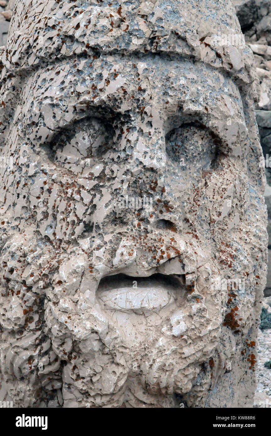 Mont Nemrut est un 2 134 mètres de haut (7 001 ft) Mountain dans le sud-est de la Turquie, remarquable pour le sommet où un certain nombre de grandes statues sont érigées arou Banque D'Images