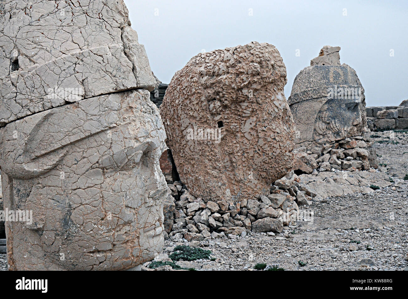 Mont Nemrut est un 2 134 mètres de haut (7 001 ft) Mountain dans le sud-est de la Turquie, remarquable pour le sommet où un certain nombre de grandes statues sont érigées arou Banque D'Images