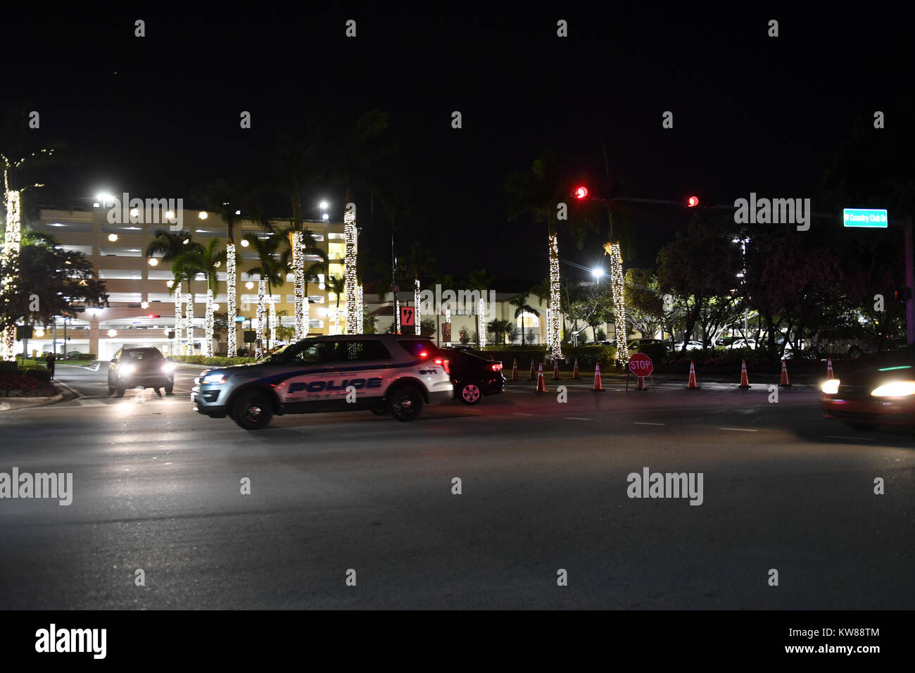 AVENTURA, FL - Décembre 23 : La police a déclaré qu'il n'y a pas de victimes et aucun signe de coups de feu. L'Aventura Mall a été évacué après avoir fait l'objet d'isolement cellulaire et devint étrangement calme lorsque le centre commercial a été forcé de fermer plus tôt sur l'un des jours de shopping les plus importants de l'année le 23 décembre 2017 à Aventura, en Floride. Personnes : Aventura Mall Banque D'Images