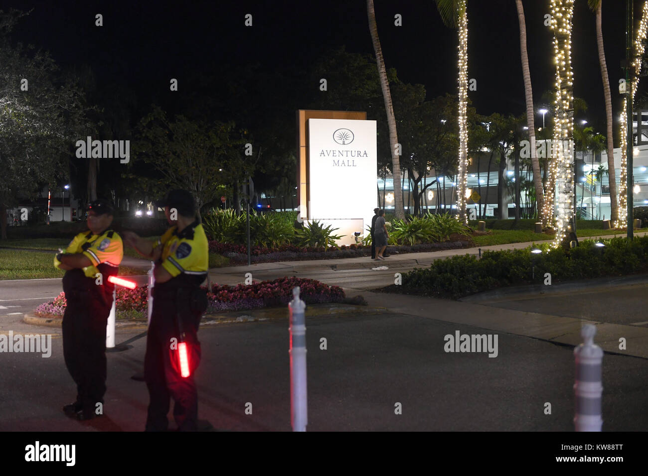 AVENTURA, FL - Décembre 23 : La police a déclaré qu'il n'y a pas de victimes et aucun signe de coups de feu. L'Aventura Mall a été évacué après avoir fait l'objet d'isolement cellulaire et devint étrangement calme lorsque le centre commercial a été forcé de fermer plus tôt sur l'un des jours de shopping les plus importants de l'année le 23 décembre 2017 à Aventura, en Floride. Personnes : Aventura Mall Banque D'Images