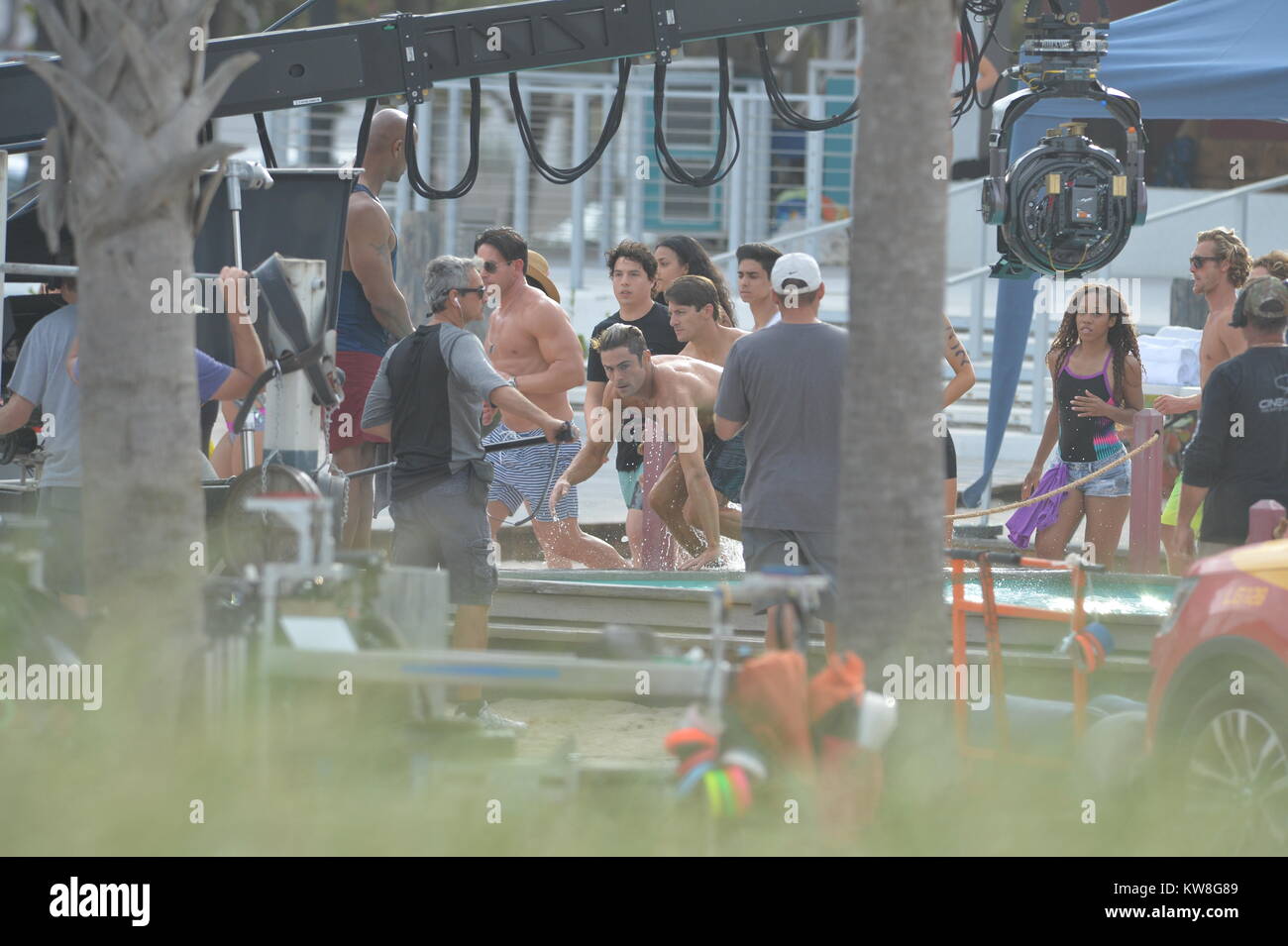 MIAMI BEACH, FL - MARS 08 : Zac Efron, l'Acteur Dwayne Johnson, Alexandra Daddario et Sports Illustrated model Kelly Rohrbach sur la plage de filmer une scène pour leur nouveau film Baywatch le 8 mars 2016 à Miami Beach, Floride. Les gens : Banque D'Images