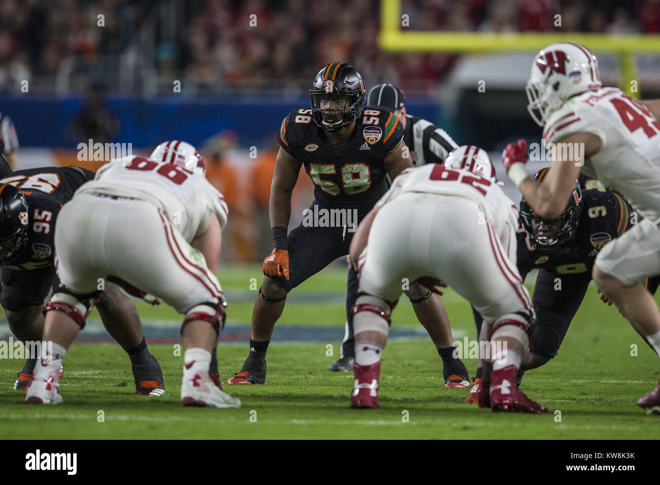 30 décembre 2017 - Miami Hurricanes linebacker Darrion Owens (58) au cours de l'Orange Bowl 2017 Capital One au Hard Rock Stadium le samedi 30 décembre 2017 à Miami Gardens, en Floride. Credit : Travis Pendergrass/ZUMA/Alamy Fil Live News Banque D'Images