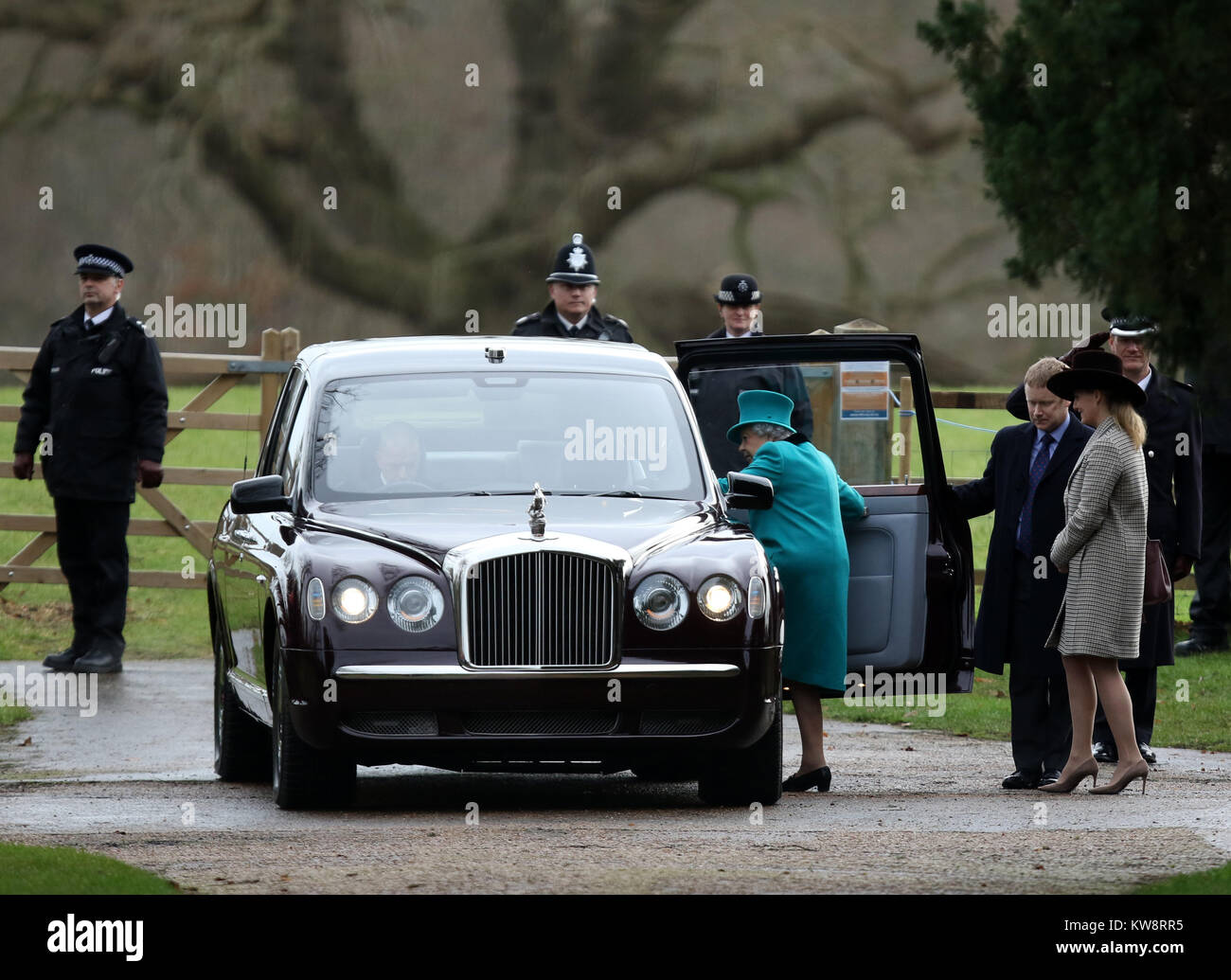 Sandringham, Norfolk, Royaume-Uni. 31 Dec, 2017. Sa Majesté la Reine Elizabeth II, entre dans la voiture, comme Sophie, comtesse de Wessex, attend patiemment, après avoir assisté à l'Eglise Sainte-marie Madeleine de dimanche matin, à la veille du Nouvel An, à Sandringham, Norfolk, le 31 décembre 2017. Crédit : Paul Marriott/Alamy Live News Banque D'Images