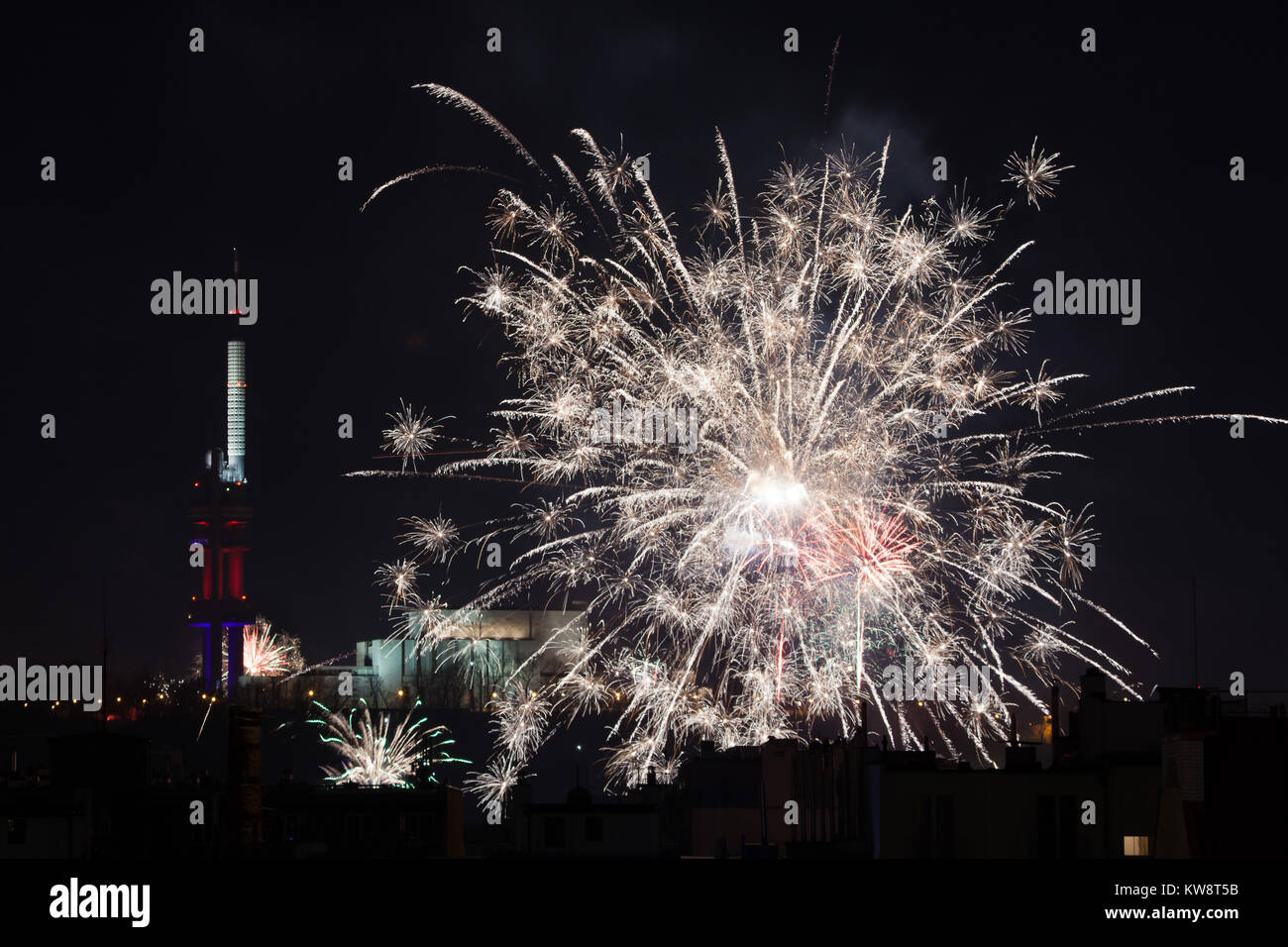 D'artifice au-dessus de la tour de télévision de Žižkov (Žižkovský vysílač) pendant les fêtes de fin d'année à Prague, République tchèque, le 1er janvier 2018. Banque D'Images