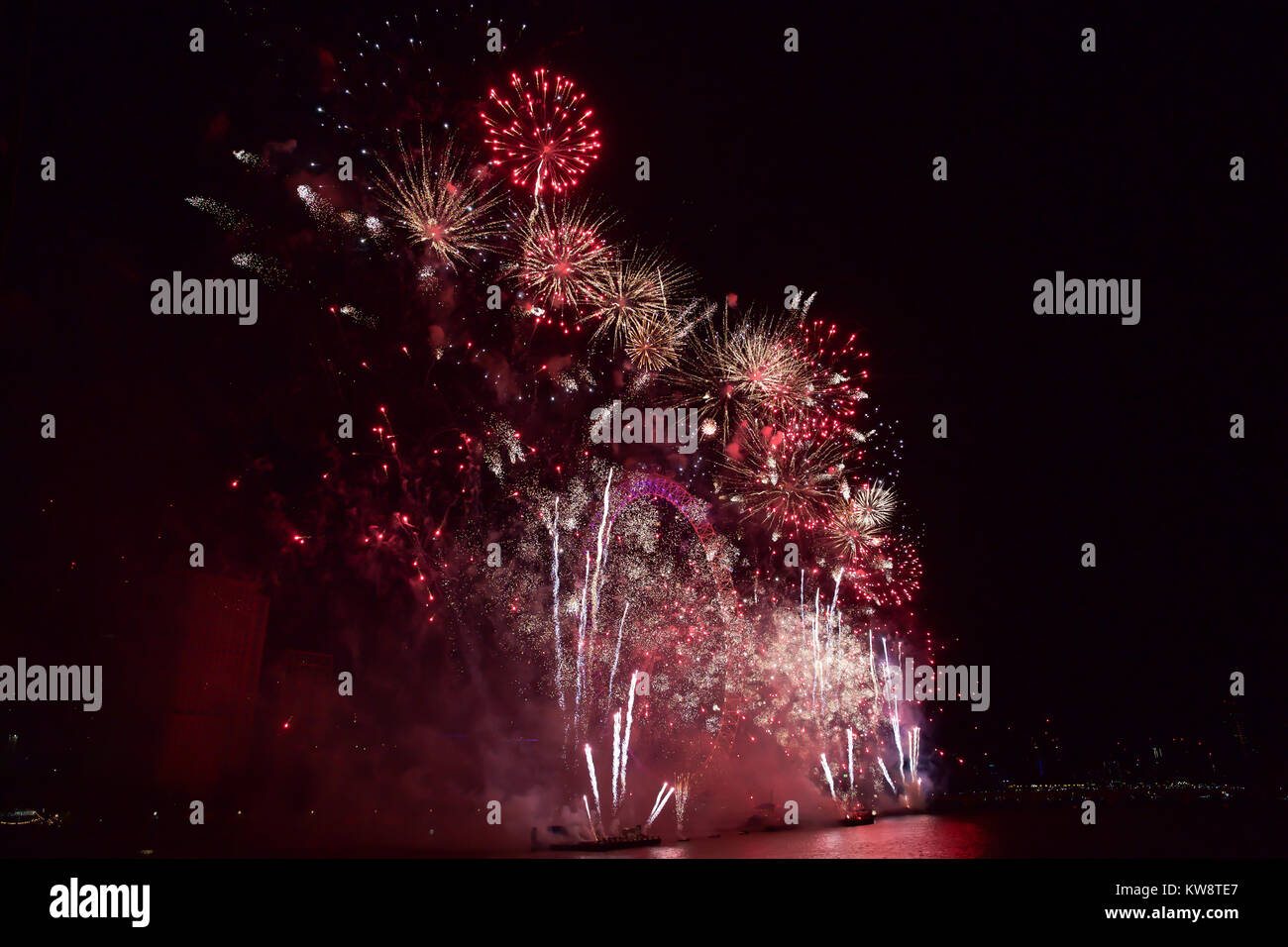 Londres, Royaume-Uni. 31 Dec, 2017. London's New Years Eve Fireworks rendez-vous avec un coup sur la Tamise. L'événement a été émis avec une capacité totale de jusqu'à 103 000. La musique dans la seconde moitié de l'artifice a été pour la première fois exclusivement par les femmes artistes. Les Londoniens et les visiteurs du monde entier ont été encouragés à prendre leurs résolutions du Nouvel An pour l'égalité des sexes, en utilisant le hashtag # derrière chaque grande ville. Credit : Keith Larby/Alamy Live News Banque D'Images