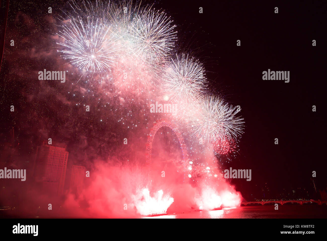 Londres, Royaume-Uni. 31 Dec, 2017. London's New Years Eve Fireworks rendez-vous avec un coup sur la Tamise. L'événement a été émis avec une capacité totale de jusqu'à 103 000. La musique dans la seconde moitié de l'artifice a été pour la première fois exclusivement par les femmes artistes. Les Londoniens et les visiteurs du monde entier ont été encouragés à prendre leurs résolutions du Nouvel An pour l'égalité des sexes, en utilisant le hashtag # derrière chaque grande ville. Credit : Keith Larby/Alamy Live News Banque D'Images