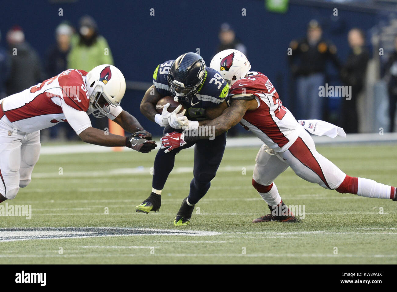 31 décembre 2017 - Seattle, Washington, USA - Arizona defenders DEONE BUCHANNON (20) et KARLOS DANSBY (56) Tentative d'arrêt de Seattle's Mike Davis (39), comme l'Arizona Cardinals jouer les Seattle Seahawks dans un match de la NFL à Century link Field à Seattle, WA. (Crédit Image : © Jeff Halstead via Zuma sur le fil) Banque D'Images