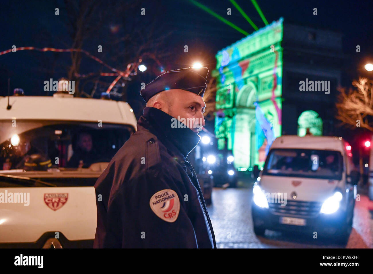 Paris, France. 31 Dec, 2017. Un policier monte la garde près de l'Arc de Triomphe à Paris, France, le 31 décembre 2017. Les mesures de sécurité ont été prises à travers le pays pour assurer la sécurité des fêtes de fin d'année. Crédit : Chen Yichen/Xinhua/Alamy Live News Banque D'Images