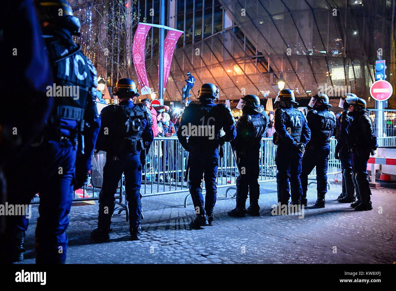 Paris, France. 31 Dec, 2017. Les gendarmes montent la garde sur les Champs-Elysées à Paris, France, le 31 décembre 2017. Les mesures de sécurité ont été prises à travers le pays pour assurer la sécurité des fêtes de fin d'année. Crédit : Chen Yichen/Xinhua/Alamy Live News Banque D'Images