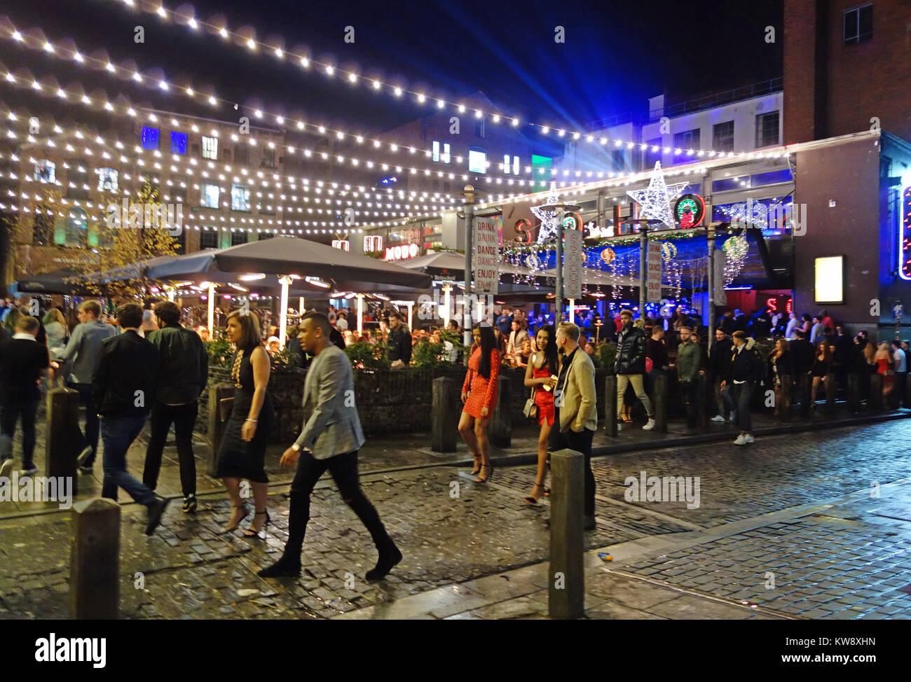 Liverpool, Royaume-Uni. 31 Dec, 2017. Les fêtards en Concert Square, Liverpool bénéficiant de l'an. 31 Décembre, 2017. Credit : Pak Hung Chan/Alamy Live News Banque D'Images