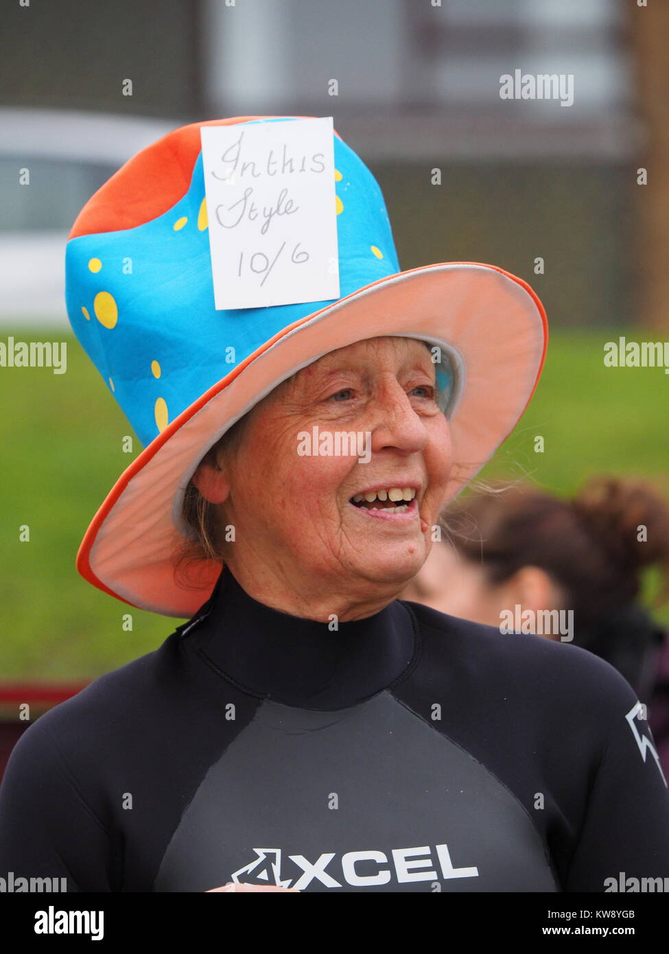 Minster sur mer, Kent, UK. 1er janvier 2018. Margo Bronger rotarien, 77, à partir de la ministre sur un organisme de bienfaisance a pris la mer dans la mer le jour de l'an à 11h afin de recueillir des fonds pour la démence UK. Elle a été rejoint par un couple d'autres courageux nageurs. Credit : James Bell/Alamy Live News Banque D'Images