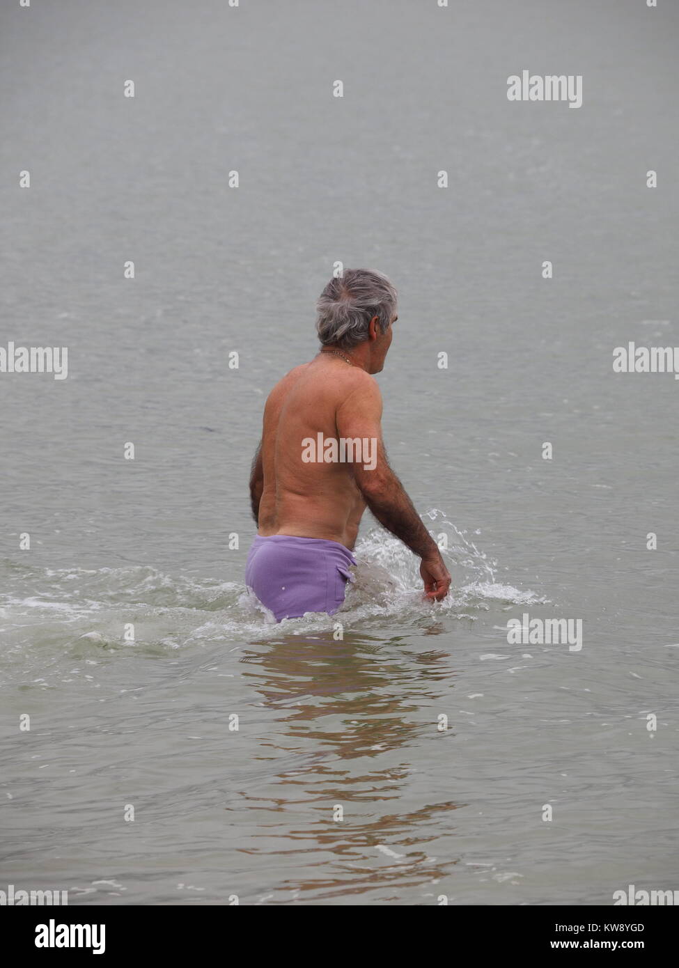 Minster sur mer, Kent, UK. 1er janvier 2018. Margo Bronger rotarien, 77, à partir de la ministre sur un organisme de bienfaisance a pris la mer dans la mer le jour de l'an à 11h afin de recueillir des fonds pour la démence UK. Elle a été rejoint par un couple d'autres courageux nageurs. Credit : James Bell/Alamy Live News Banque D'Images