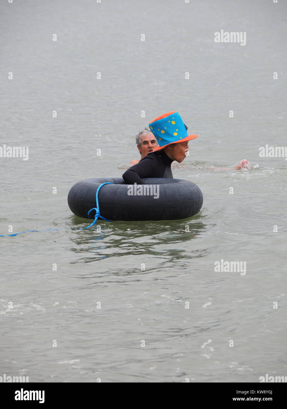 Minster sur mer, Kent, UK. 1er janvier 2018. Margo Bronger rotarien, 77, à partir de la ministre sur un organisme de bienfaisance a pris la mer dans la mer le jour de l'an à 11h afin de recueillir des fonds pour la démence UK. Elle a été rejoint par un couple d'autres courageux nageurs. Credit : James Bell/Alamy Live News Banque D'Images