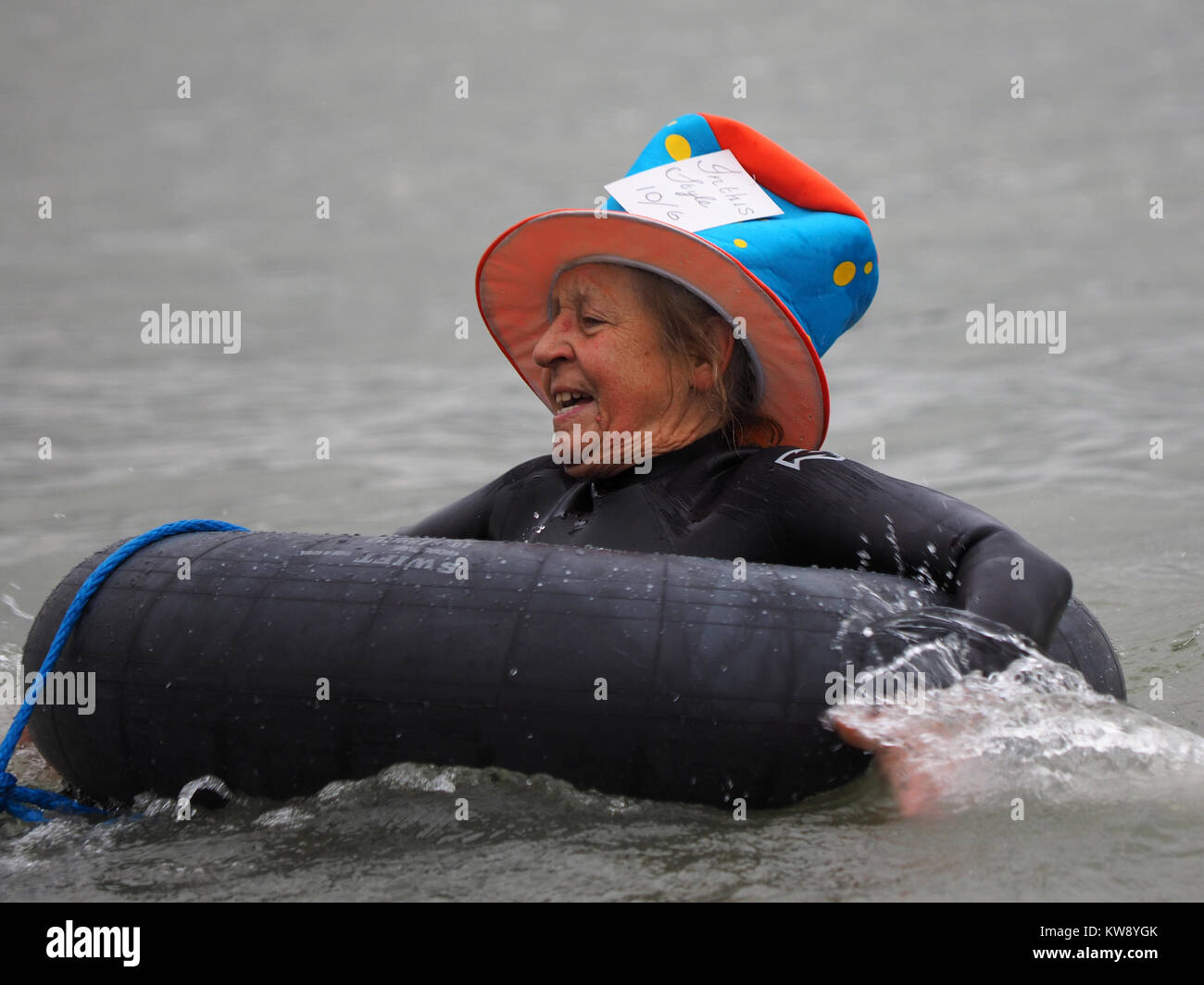 Minster sur mer, Kent, UK. 1er janvier 2018. Margo Bronger rotarien, 77, à partir de la ministre sur un organisme de bienfaisance a pris la mer dans la mer le jour de l'an à 11h afin de recueillir des fonds pour la démence UK. Elle a été rejoint par un couple d'autres courageux nageurs. Credit : James Bell/Alamy Live News Banque D'Images