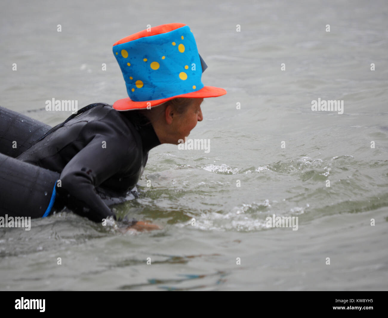 Minster sur mer, Kent, UK. 1er janvier 2018. Margo Bronger rotarien, 77, à partir de la ministre sur un organisme de bienfaisance a pris la mer dans la mer le jour de l'an à 11h afin de recueillir des fonds pour la démence UK. Elle a été rejoint par un couple d'autres courageux nageurs. Credit : James Bell/Alamy Live News Banque D'Images