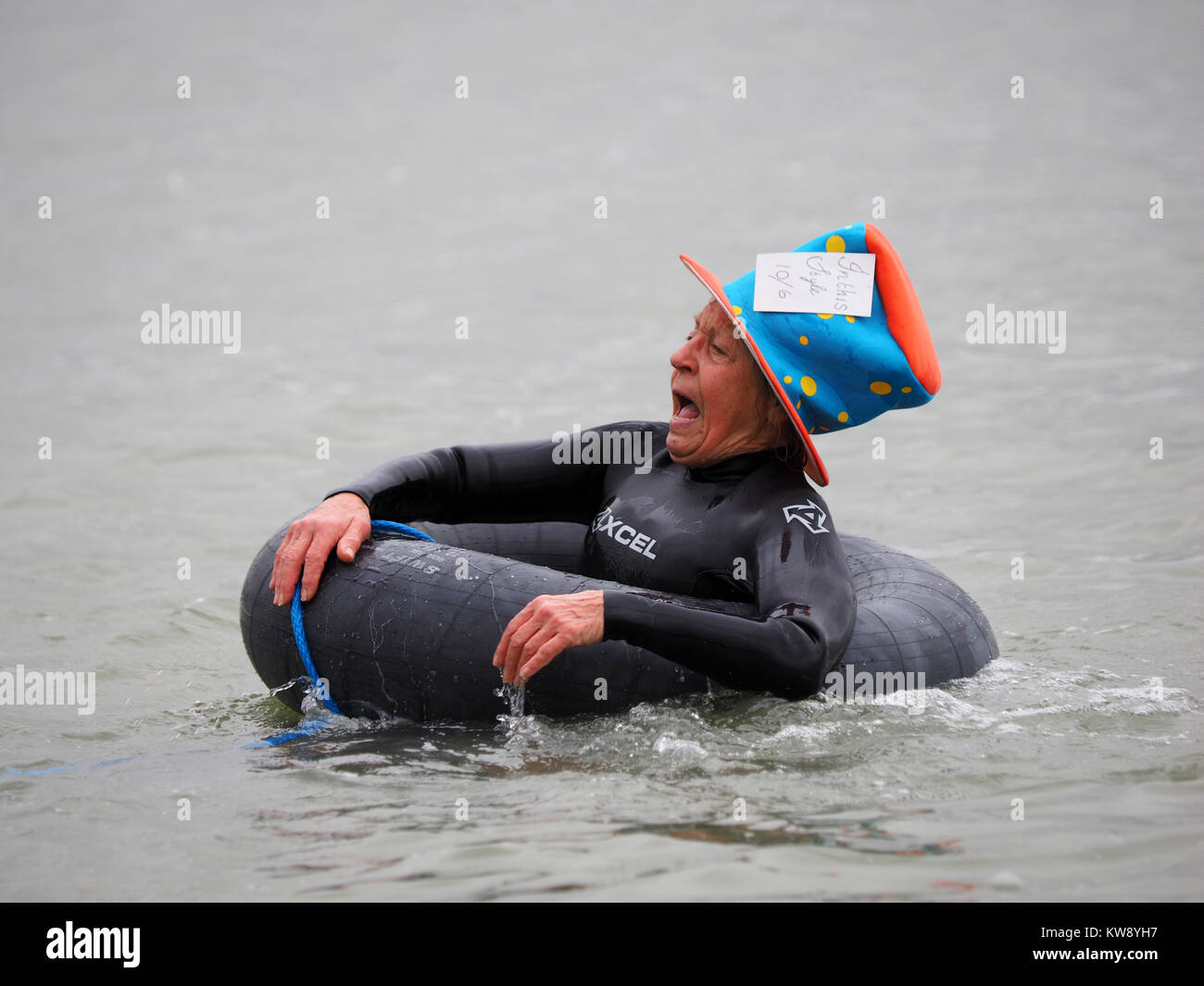 Minster sur mer, Kent, UK. 1er janvier 2018. Margo Bronger rotarien, 77, à partir de la ministre sur un organisme de bienfaisance a pris la mer dans la mer le jour de l'an à 11h afin de recueillir des fonds pour la démence UK. Elle a été rejoint par un couple d'autres courageux nageurs. Credit : James Bell/Alamy Live News Banque D'Images