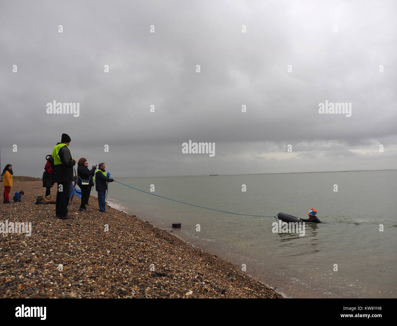 Minster sur mer, Kent, UK. 1er janvier 2018. Margo Bronger rotarien, 77, à partir de la ministre sur un organisme de bienfaisance a pris la mer dans la mer le jour de l'an à 11h afin de recueillir des fonds pour la démence UK. Elle a été rejoint par un couple d'autres courageux nageurs. Credit : James Bell/Alamy Live News Banque D'Images