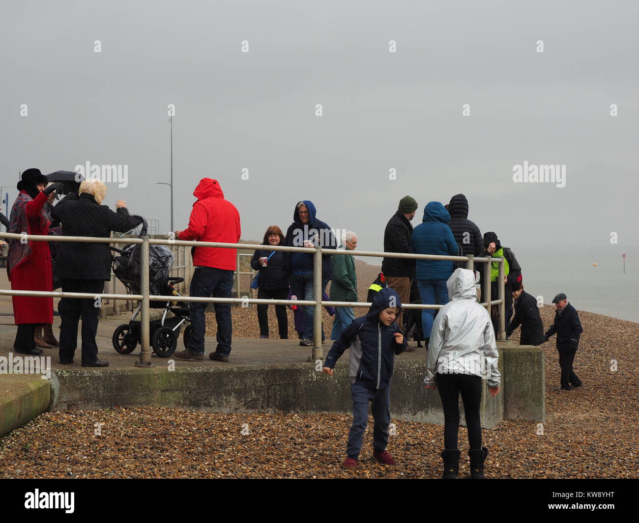 Minster sur mer, Kent, UK. 1er janvier 2018. Margo Bronger rotarien, 77, à partir de la ministre sur un organisme de bienfaisance a pris la mer dans la mer le jour de l'an à 11h afin de recueillir des fonds pour la démence UK. Elle a été rejoint par un couple d'autres courageux nageurs. Credit : James Bell/Alamy Live News Banque D'Images