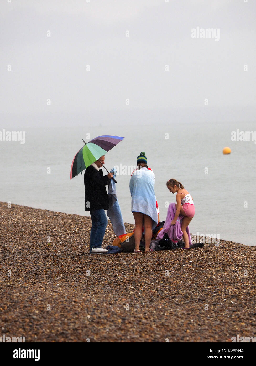 Minster sur mer, Kent, UK. 1er janvier 2018. Une famille décide de prendre un jour de l'an quelques brasses dans les eaux au large de la ministre sur la mer. Credit : James Bell/Alamy Live News Banque D'Images